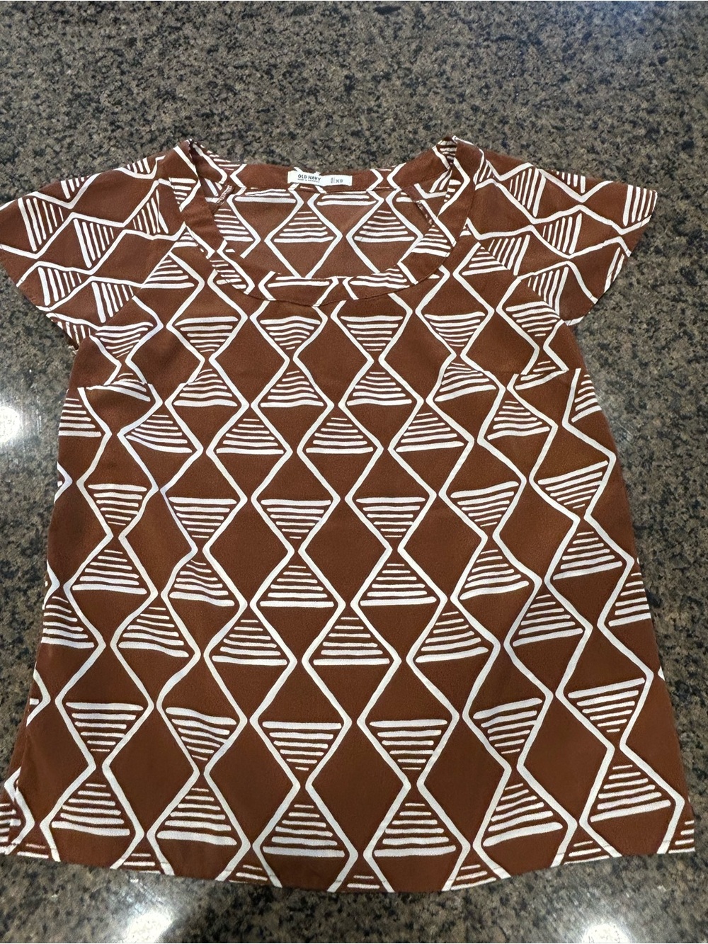 Old Navy White Geometric Print Top on Brown Base